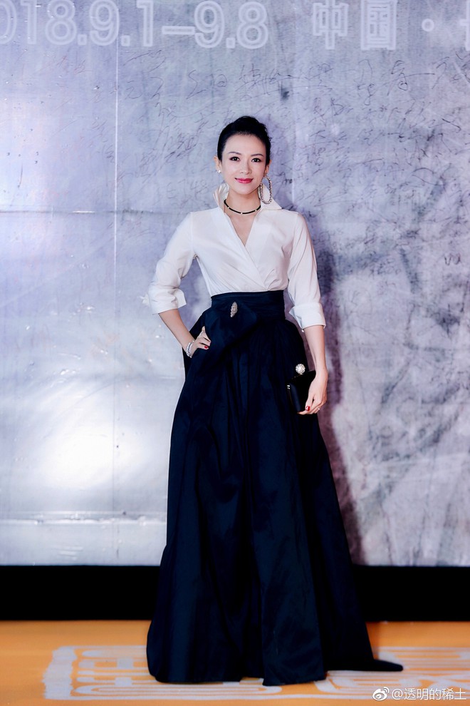 Fan cuồng bất ngờ quỳ xuống với hoa và nhẫn cầu hôn, bị sao nữ từ chối đành lủi thủi ra về - Ảnh 7.