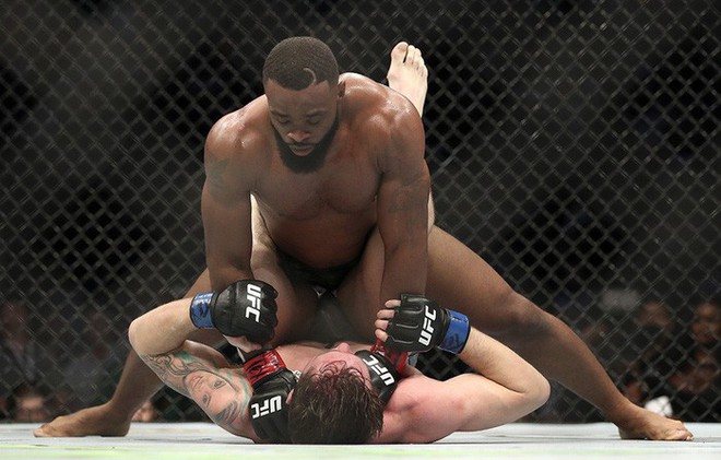 Nhà vô địch UFC hạ gục đối thủ bất bại, bật khóc trước món quà bất ngờ - Ảnh 8.