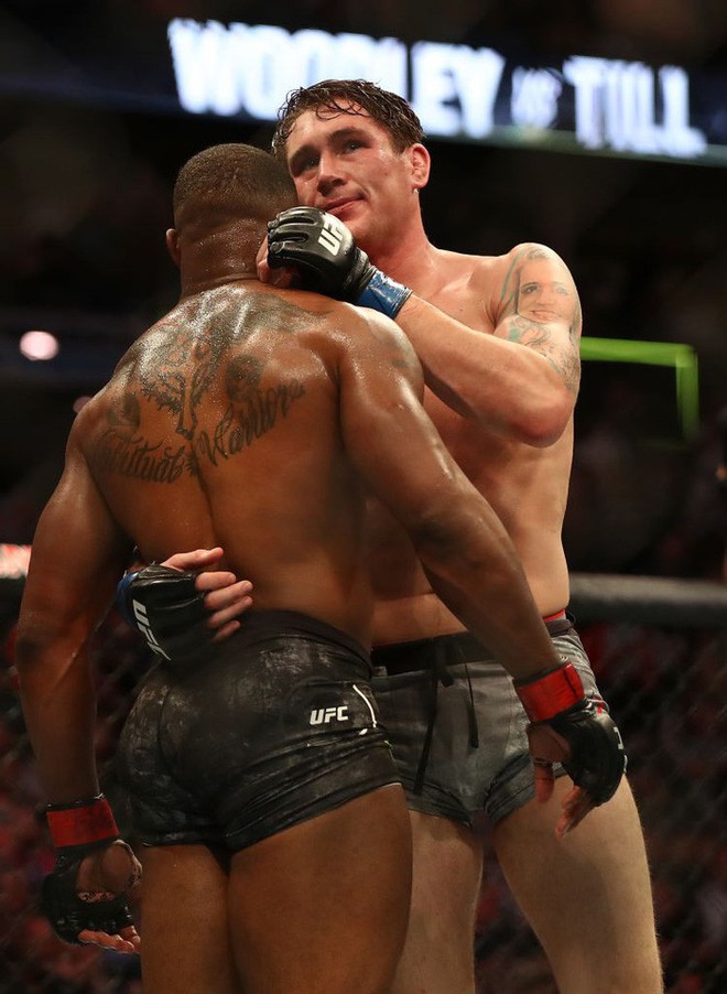 Nhà vô địch UFC hạ gục đối thủ bất bại, bật khóc trước món quà bất ngờ - Ảnh 10.