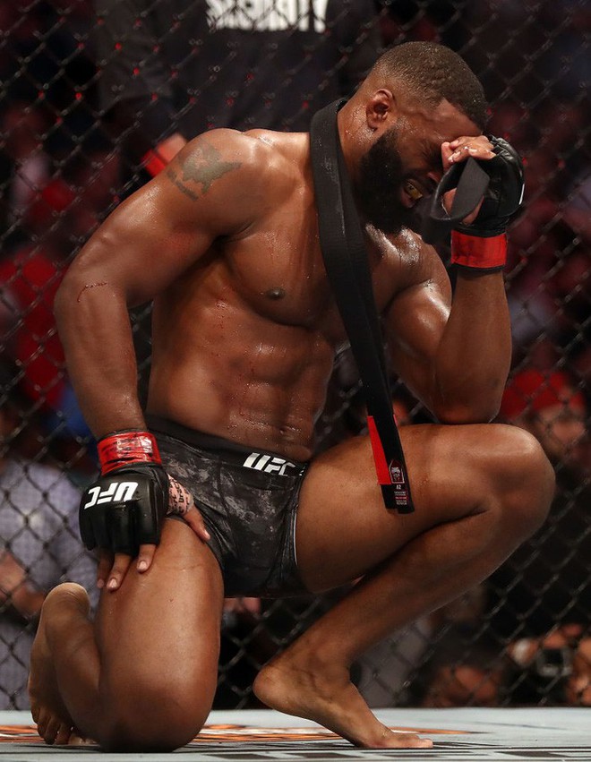 Nhà vô địch UFC hạ gục đối thủ bất bại, bật khóc trước món quà bất ngờ - Ảnh 11.