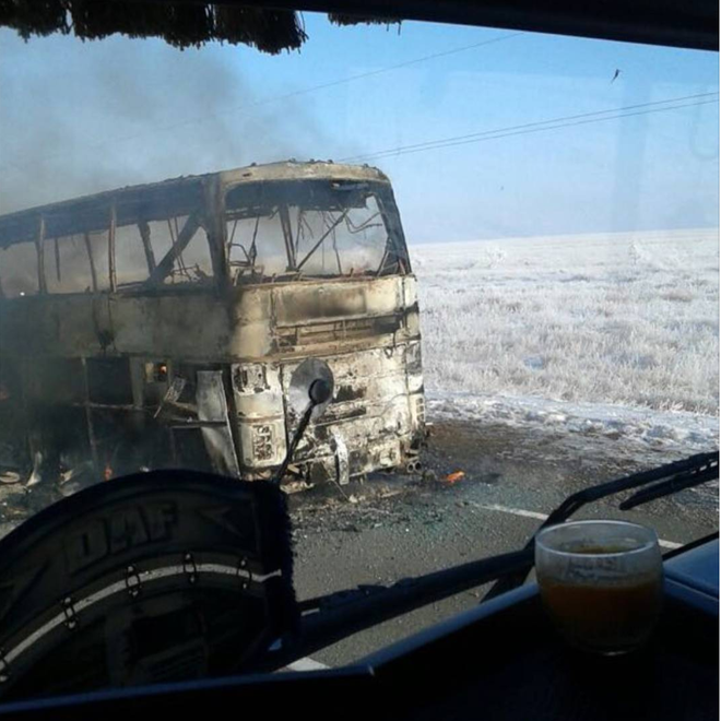 Kazakhstan: Xe buýt bất ngờ cháy rụi, 52 hành khách tử nạn - Ảnh 1.