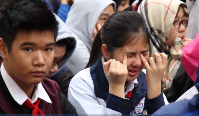 Học sinh cùng thầy cô ở Hà Nội khóc như mưa giữa sân trường vì một bài chia sẻ - Ảnh 2.