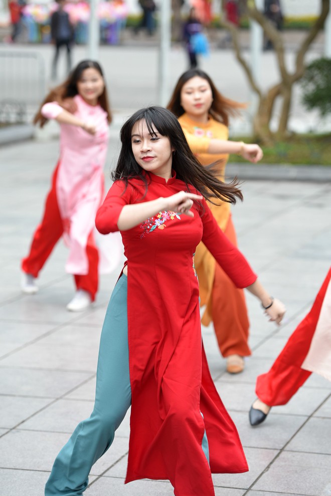 30 sinh viên diện áo dài nhảy đón xuân bên hồ Hoàn Kiếm - Ảnh 14.