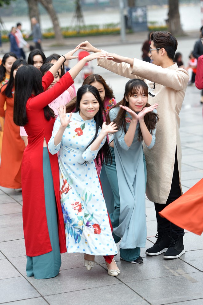 30 sinh viên diện áo dài nhảy đón xuân bên hồ Hoàn Kiếm - Ảnh 11.