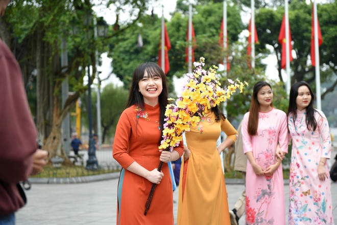 30 sinh viên diện áo dài nhảy đón xuân bên hồ Hoàn Kiếm - Ảnh 3.