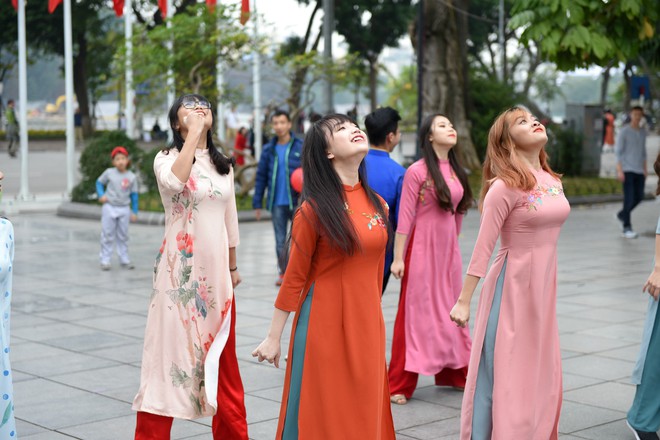 30 sinh viên diện áo dài nhảy đón xuân bên hồ Hoàn Kiếm - Ảnh 10.