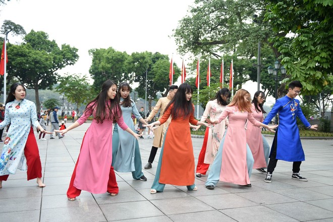 30 sinh viên diện áo dài nhảy đón xuân bên hồ Hoàn Kiếm - Ảnh 12.