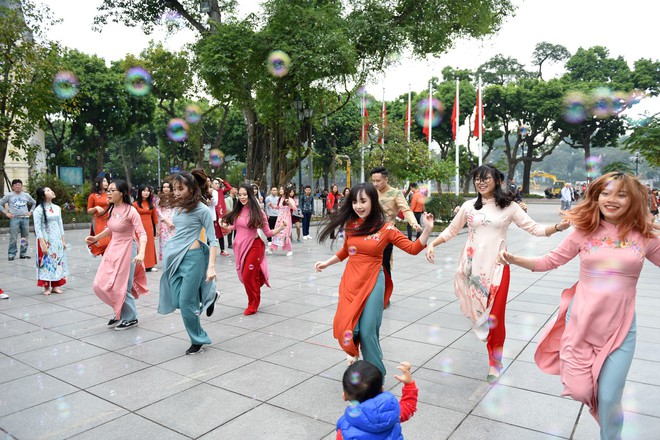 30 sinh viên diện áo dài nhảy đón xuân bên hồ Hoàn Kiếm - Ảnh 2.