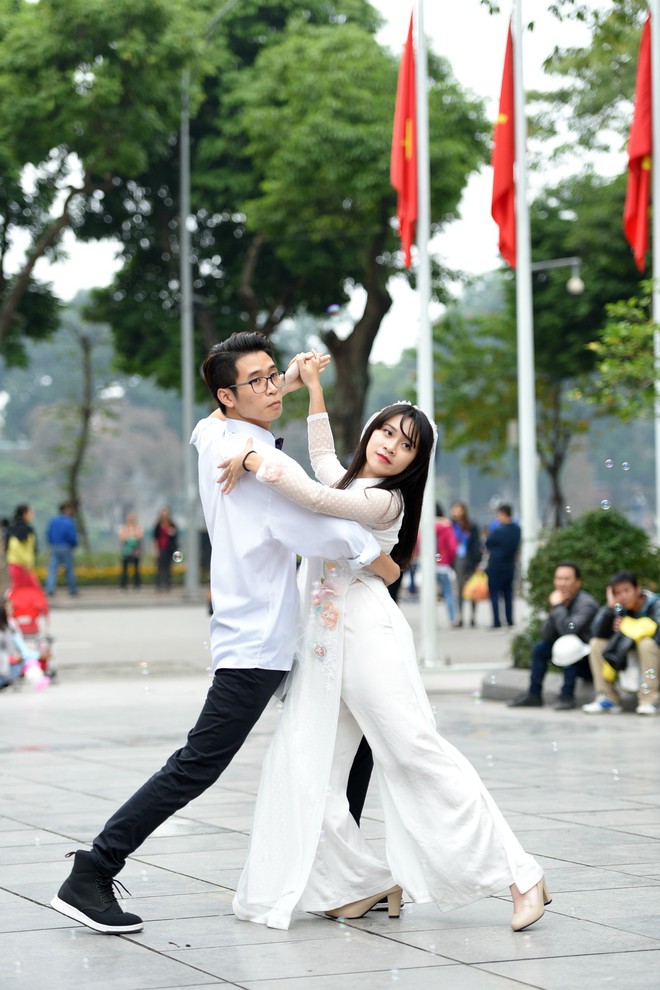 30 sinh viên diện áo dài nhảy đón xuân bên hồ Hoàn Kiếm - Ảnh 4.