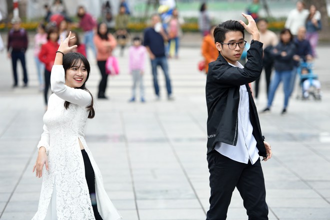 30 sinh viên diện áo dài nhảy đón xuân bên hồ Hoàn Kiếm - Ảnh 7.