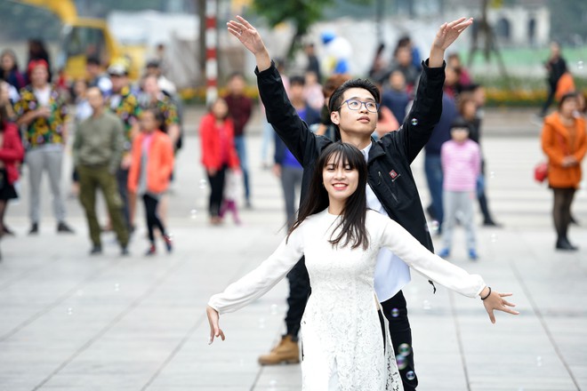 30 sinh viên diện áo dài nhảy đón xuân bên hồ Hoàn Kiếm - Ảnh 8.