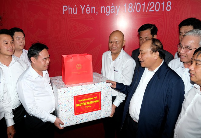 Thủ tướng thăm hầm Đèo Cả và tặng quà Tết cho dân nghèo bị thiên tai ở Phú Yên - Ảnh 1.