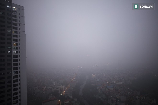 Hà Nội mờ ảo trong sương mù dày đặc - Ảnh 12.