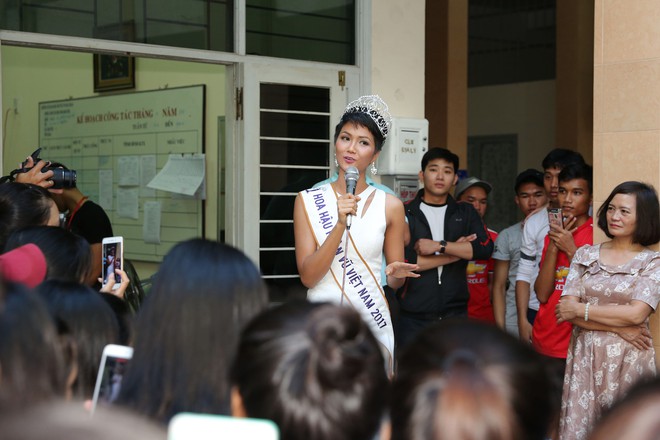 Hàng trăm sinh viên ùa tới khi hoa hậu HHen Niê về thăm trường cũ - Ảnh 9.