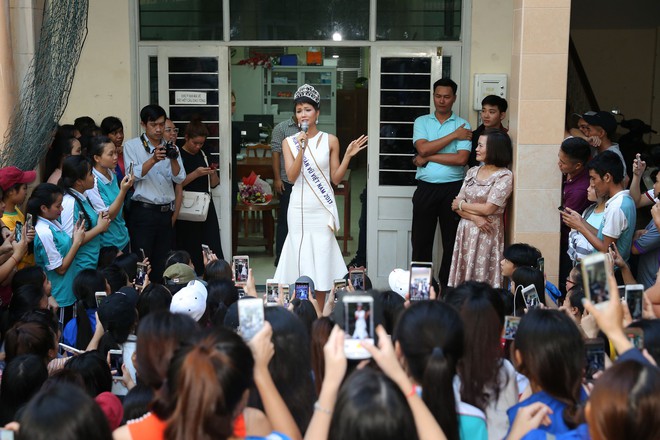 Hàng trăm sinh viên ùa tới khi hoa hậu HHen Niê về thăm trường cũ - Ảnh 7.