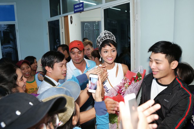 Hàng trăm sinh viên ùa tới khi hoa hậu HHen Niê về thăm trường cũ - Ảnh 4.