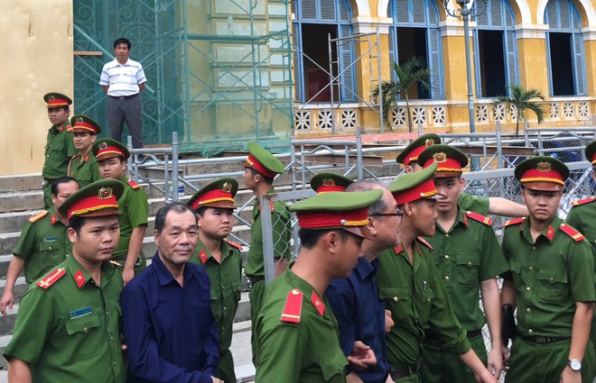 Phạm Công Danh lớn tiếng vì không được trình bày có đầu có đuôi, sau đó ra ngoài chăm sóc y tế - Ảnh 1.