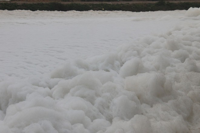 Cận cảnh dòng sông tuyết, bọt tung cao cả mét ở Hà Nam - Ảnh 1.