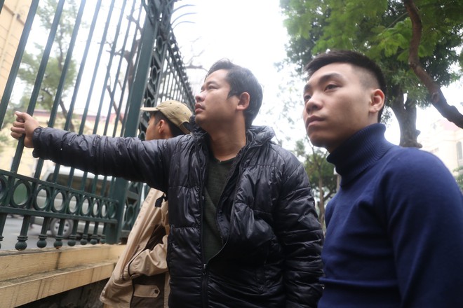 Người dân đội mưa quan sát vụ xử ông Đinh La Thăng và đồng phạm - Ảnh 5.
