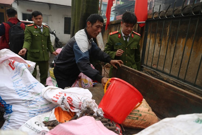 Vụ nổ ở Bắc Ninh: Đạn phủ kín đường làng, đã thu gom được 500kg đầu đạn - Ảnh 2.
