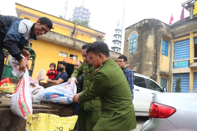 Vụ nổ ở Bắc Ninh: Đạn phủ kín đường làng, đã thu gom được 500kg đầu đạn - Ảnh 3.
