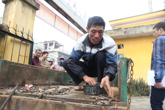 Vụ nổ ở Bắc Ninh: Đạn phủ kín đường làng, đã thu gom được 500kg đầu đạn - Ảnh 9.