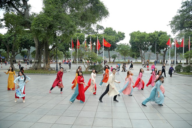 30 sinh viên diện áo dài nhảy đón xuân bên hồ Hoàn Kiếm - Ảnh 1.