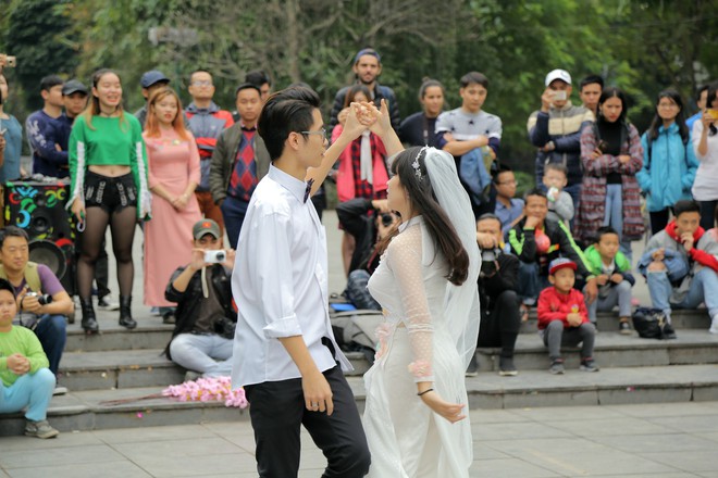 30 sinh viên diện áo dài nhảy đón xuân bên hồ Hoàn Kiếm - Ảnh 9.