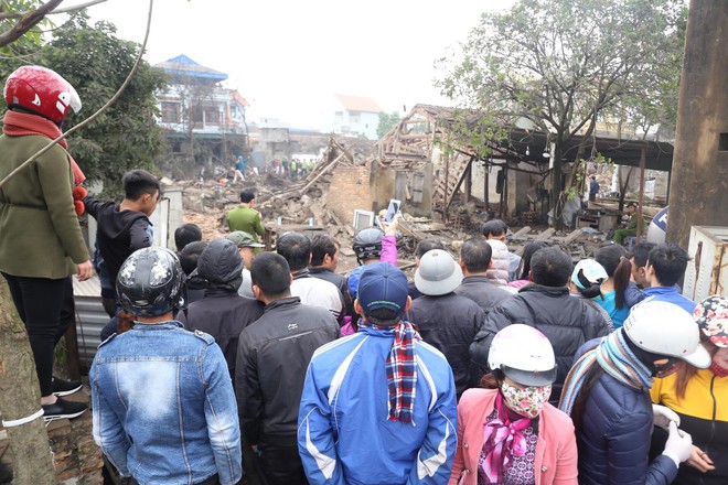 Vụ nổ ở Bắc Ninh: Đầu đạn còn nguyên thuốc nổ, dân vẫn chen chân vào hiện trường để xem - Ảnh 1.