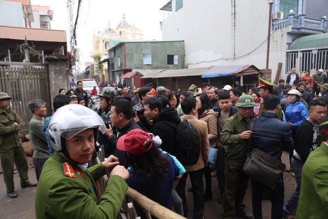 Vụ nổ ở Bắc Ninh: Đầu đạn còn nguyên thuốc nổ, dân vẫn chen chân vào hiện trường để xem - Ảnh 5.