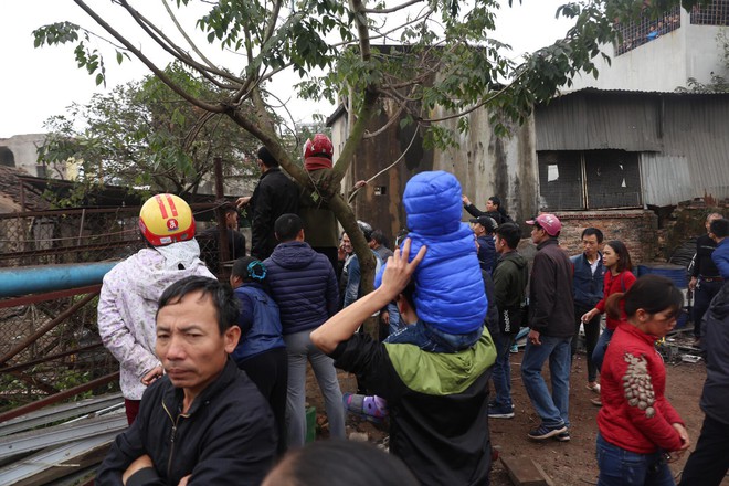Vụ nổ ở Bắc Ninh: Đầu đạn còn nguyên thuốc nổ, dân vẫn chen chân vào hiện trường để xem - Ảnh 2.