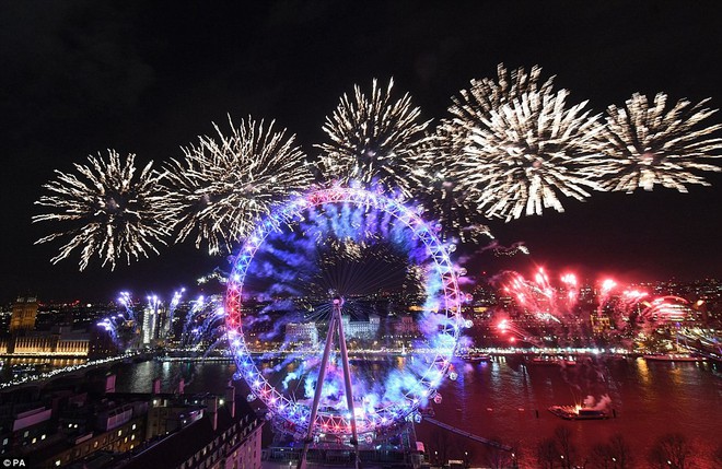 Vũ điệu ánh sáng ở Anh: 10.000 quả pháo hoa thêu dệt tuyệt tác trời đêm London - Ảnh 2.