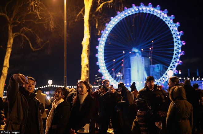 Vũ điệu ánh sáng ở Anh: 10.000 quả pháo hoa thêu dệt tuyệt tác trời đêm London - Ảnh 12.