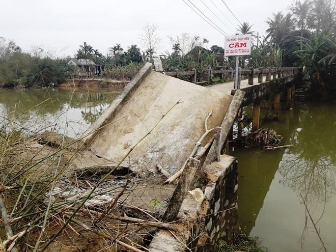Cầu bất ngờ đổ sập ở TT-Huế, hàng trăm hộ dân bị chia cắt - Ảnh 2.