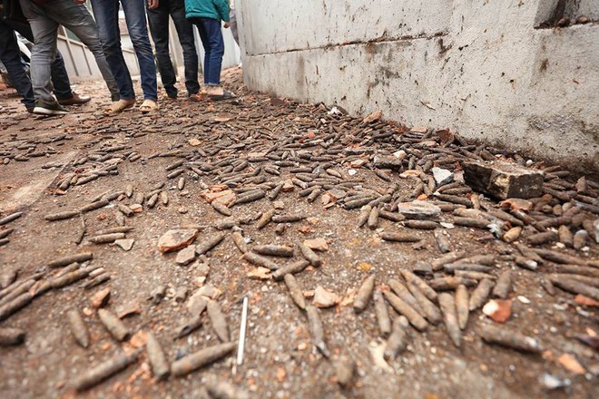 Vụ nổ ở Bắc Ninh: Đạn phủ kín đường làng, đã thu gom được 500kg đầu đạn - Ảnh 13.