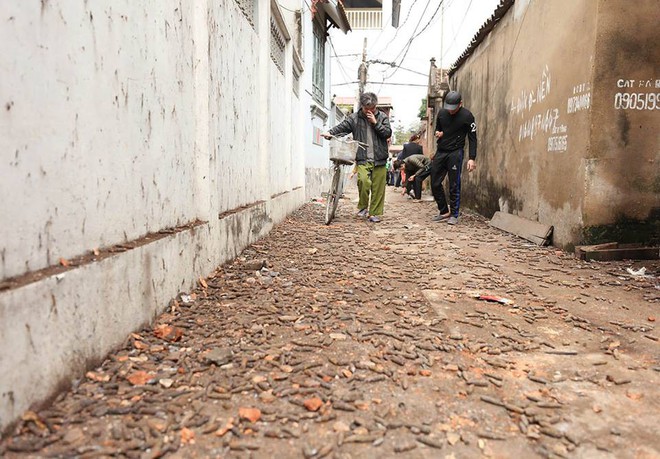 Vụ nổ ở Bắc Ninh: Đạn phủ kín đường làng, đã thu gom được 500kg đầu đạn - Ảnh 18.