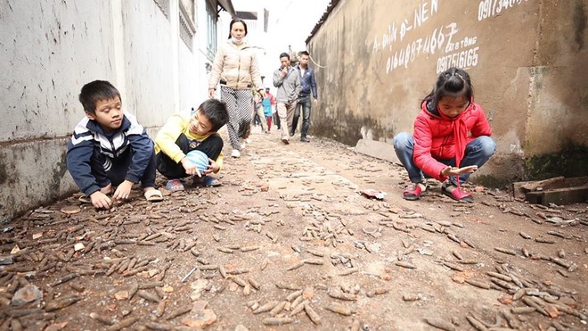 Nhặt vỏ đạn sau vụ nổ ở Bắc Ninh, người đàn ông bị nổ nát bàn tay - Ảnh 2.