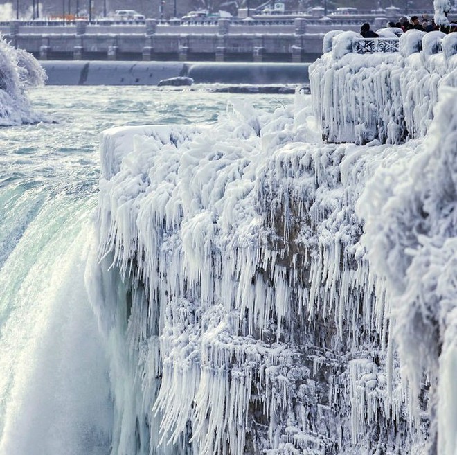 Ngắm thác nước Niagara đẹp đến kỳ ảo trong mùa băng giá - Ảnh 1.