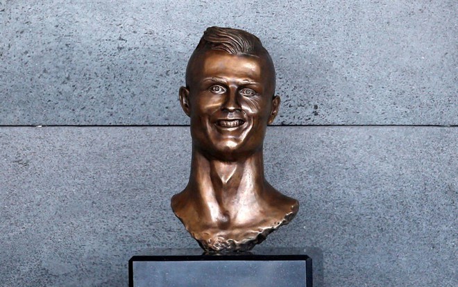 Cựu sao Chelsea được dựng tượng, nhưng bị chê xấu như phiên bản thảm họa của Ronaldo - Ảnh 2.