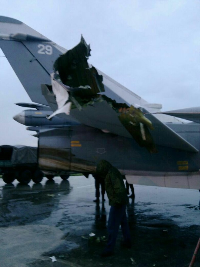 Xuất hiện hình ảnh nghi là thiệt hại của máy bay Nga tại căn cứ Khmeimim - Ảnh 1.