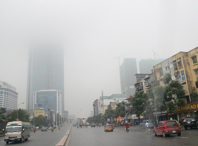 Sương mù bao phủ Hà Nội, nhà cao tầng mất nóc - Ảnh 1.