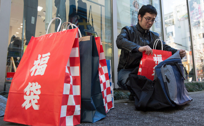Lucky Bag - truyền thống lì xì đầu năm dành riêng cho người Nhật của các thương hiệu - Ảnh 1.
