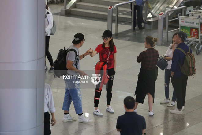 Vợ chồng Phạm Văn Phương - Lý Minh Thuận tay trong tay xuất hiện tại sân bay Tân Sơn Nhất - Ảnh 1.
