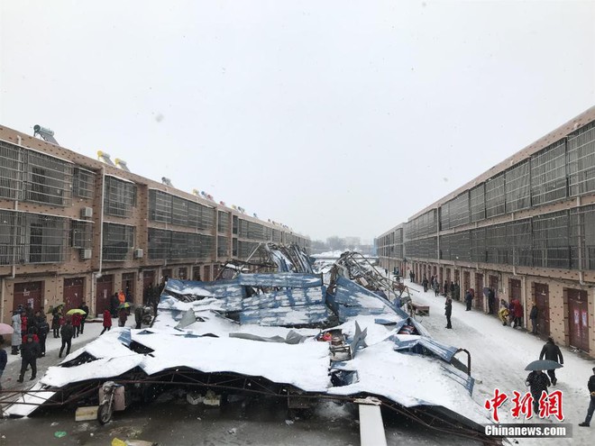 Mưa tuyết, giá lạnh tràn xuống Trung Quốc: Sinh viên cầm ô, xếp hàng lên lớp - Ảnh 3.