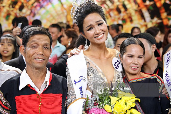Bố mẹ HHen Niê mặc trang phục truyền thống của dân tộc Ê Đê, mừng con gái đăng quang Hoa hậu - Ảnh 1.