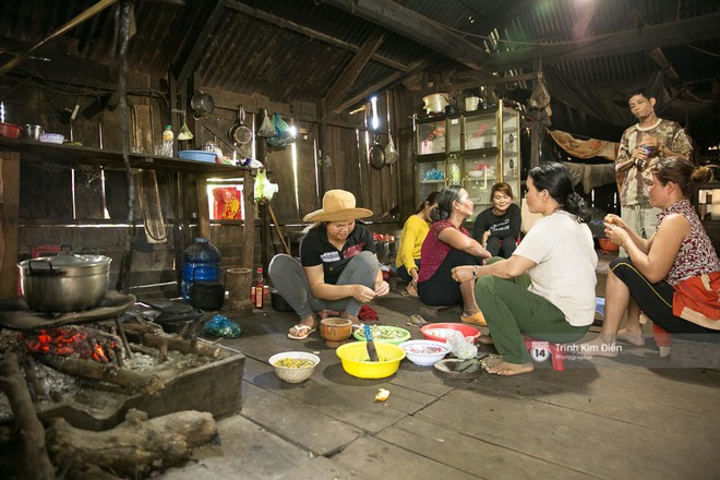 Không khí nô nức trong gian bếp khi bà con, hàng xóm tụ họp chuẩn bị bữa cơm đón Hoa hậu HHen Niê về nhà - Ảnh 2.