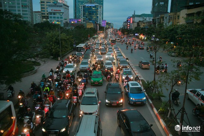 Xén dải phân cách mở rộng 4 làn xe, Nguyễn Chí Thanh hết danh là đường đẹp nhất - Ảnh 1.