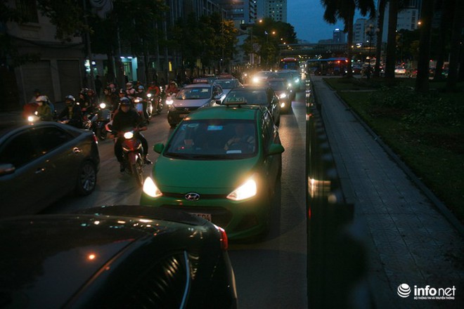Xén dải phân cách mở rộng 4 làn xe, Nguyễn Chí Thanh hết danh là đường đẹp nhất - Ảnh 2.