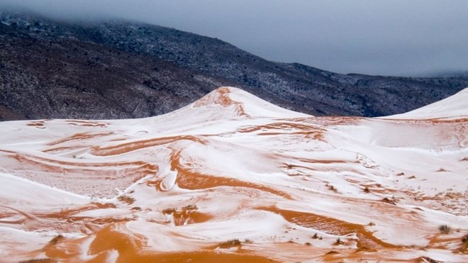 Sa mạc Sahara lại có tuyết rơi - Ảnh 1.