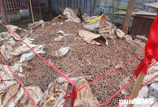 Cận cảnh gần 6 tấn đầu đạn trong vườn nhà dân ở Hưng Yên - Ảnh 3.